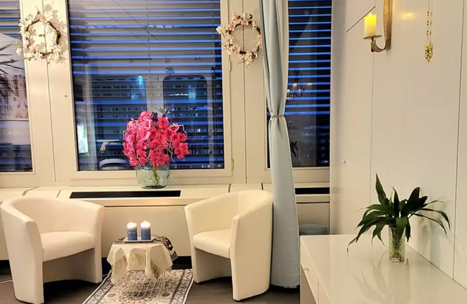 Lounge mit zwei Sesseln, Orchideen und Kerzen