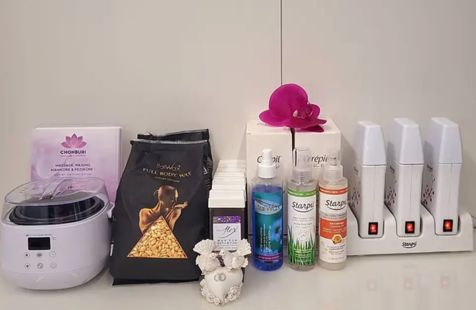 Wachswärmer, Wachsperlen und Pflegeprodukte mit pinker Orchidee